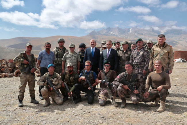 İçişleri Bakanı Soylu Yüksekova Kalana Üs Bölgesinde